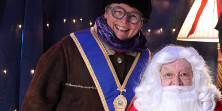 Get creative for Mayor’s Christmas card competition