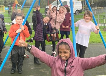 Pupils brave the weather in Penleigh Park bulb planting