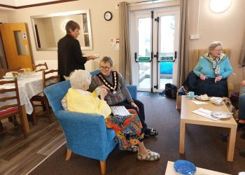 Mayor enjoys “lovely” visit to sheltered housing scheme