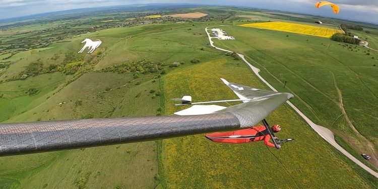 Paragliders rally volunteers for White Horse litter pick