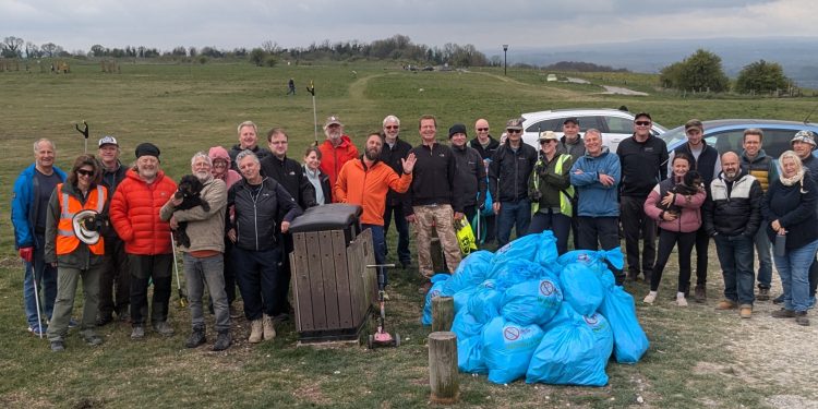 White Horse litter pick sees paragliders and community come together