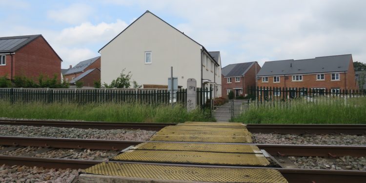 Decision on railway crossing closure referred to planning committee