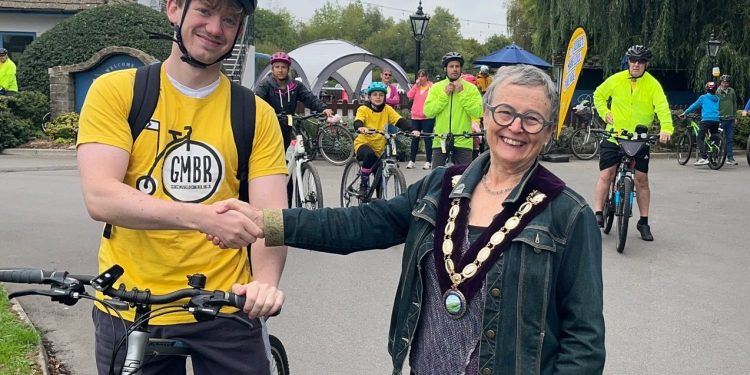 Mayor shows support for local charity bike ride