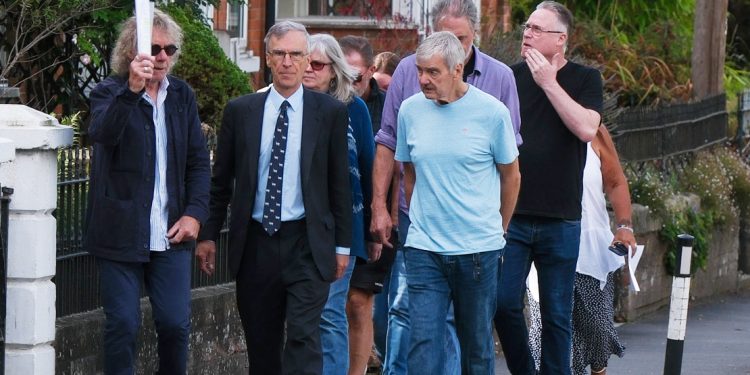 Residents meet MP over ongoing Bratton Road safety concerns