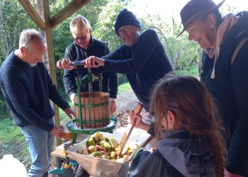 Community comes together for apple juicing event
