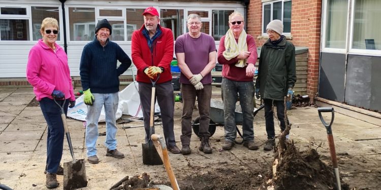 Volunteers renovate primary school’s outdoor space